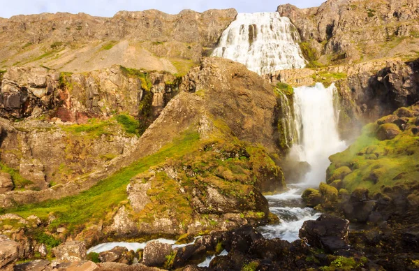 Pěkné letní pohled Dynjandifoss (Dynjandi vodopád), šperky ze Západních fjordů, Island. Největší vodopád v regionu Westfjords. — Stock fotografie