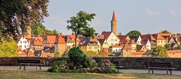 Relajante vista del Castillo Jardín (Burggarten) y vista del casco antiguo, Rothenburg ob der Tauber, Alemania — Foto de Stock