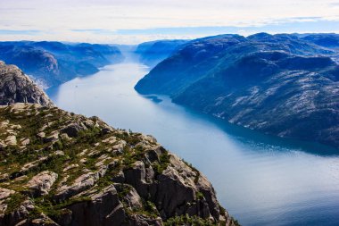 Preikestolen vaiz Müezzin kayası, arka plan, olarak Lysefjord görkemli görünümünden Rogaland İlçesi, Norveç, Europe