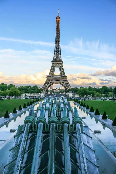 Водные скульптуры Садовников Трокадеро и Эйфелевой башни со звездами ЕС, Париж, Франция — стоковое фото