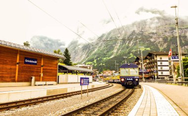 Grindelwald trenden görünümünü tren istasyonuna swiss alpine Jungfrau bölgesinde, Grindelwald, Bernese Oberland, Bern Kanton, İsviçre, Avrupa.