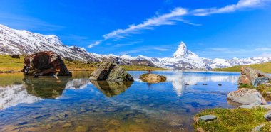 Stellisee Gölü su yüzeyi, İsviçre Alpleri'nde, Zermatt, İsviçre, Europe güzel panoramik yaz manzarası ile ikonik Matterhorn (Monte Cervino, Mont Cervin) ve berrak mavi gökyüzünün yansıması.