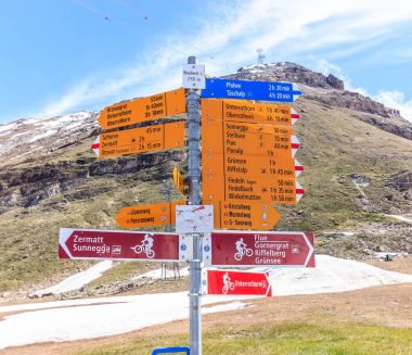 Almanca yazılmış tabelasını çeşitli yürüyüş parkurları, Zermatt, İsviçre söyler. Blumenweg blumen iz, murmelweg Dağ sıçanı iz, panoramaweg panorama iz, kristallweg kristal iz, 5-Seenweg 5-göller yoludur. Diğerleri belirli yer vardır 
