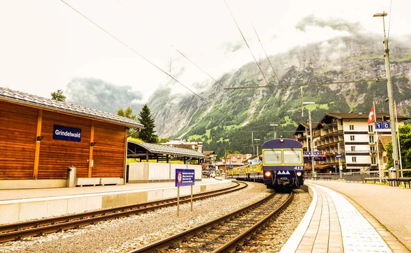 Vista do trem da estação ferroviária Grindelwald na região suíça de Jungfrau alpino, Grindelwald, Bernese Oberland, Berna Cantão, Suíça, Europa . — Fotografia de Stock