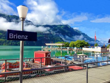 Güzel yaz görünümü liman pastoral renkli gezinti göl Brienz, Brienzersee, Bern, Bernese Oberland, İsviçre, Avrupa'nın Kanton'un Interlaken-Oberhasli yönetim bölgesinde kuzey kıyısında ve Brienz Köyü.