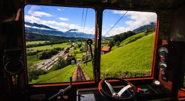 Yolculuk başlar ve İsviçre ünlü geleneksel İsviçre demiryolu tren ile keşfetmek, görkemli dağ zirveleri İsviçre, Europe tepesine doğru güzel swiss alpine sahne aracılığıyla dolaşmak.
