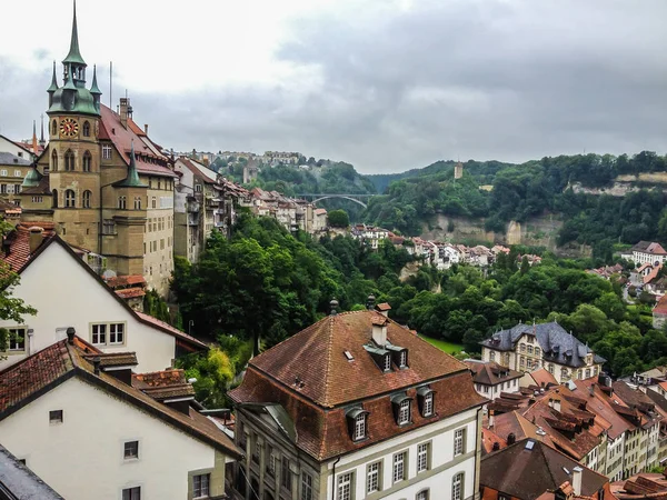 Picturesque cityscape kota abad pertengahan Fribourg dengan katedral gothic, kota tua dan fortifikasi kuno, Swiss, Eropa . — Stok Foto
