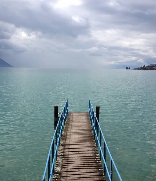 Pier antes da tempestade no Lago de Genebra, Suíça, Europa. Resumo: choro, triste, tranquilo, calmo, tranquilo, frio, fresco — Fotografia de Stock