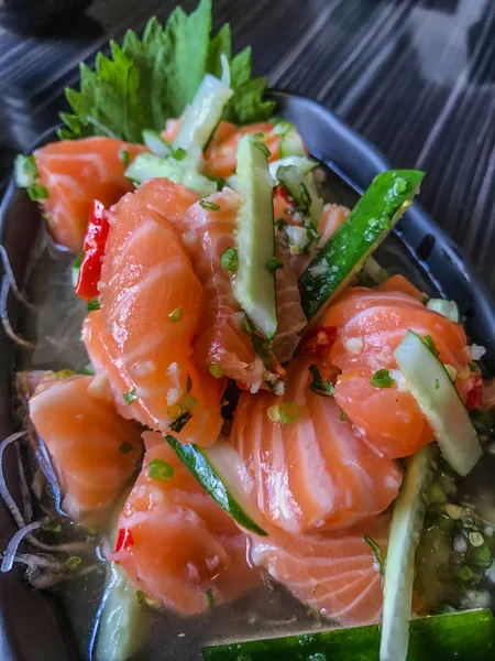 Японський лосося Tataki, сьомги гострий салат, Тайська стилі Японська кухня — стокове фото