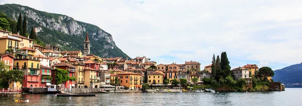 Vista panorâmica pitoresca da bela cidade de Varenna, Lago de Como, Lombardia, Itália, Europa . — Fotografia de Stock