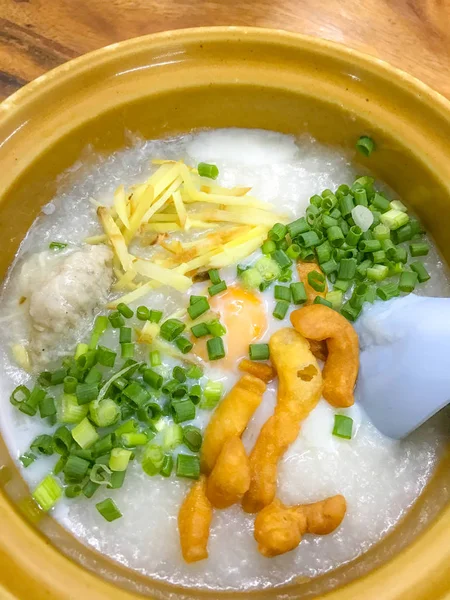 Rijstepap, rijst pap, rijst pap, Conjee of soep van de rijst gegarneerd met gember, lente-ui en kleine donut-achtige pathongko of diepe gebakken deeg stick. Aziatisch eten goed voor de zieken als verteerbaar. — Stockfoto