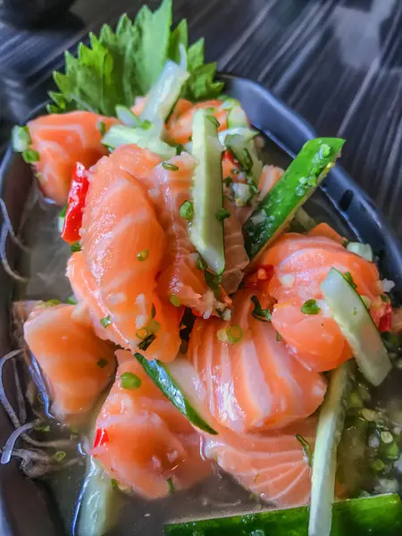 Salmão japonês Tataki, Salmão Salada picante, comida japonesa estilo tailandês — Fotografia de Stock