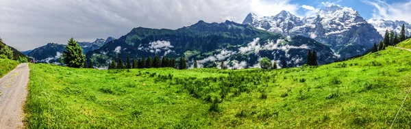 Eiger, Monchi, Jungfrau dağlar Murren Gimmelwald iz, İsviçre Alpleri'nde, Bernese Oberland, Canton, İsviçre, Avrupa'nın muhteşem panoramik manzaralı. Büyük açık iz, aile aktiviteleri için en çok oy alan Lauterbrunnen istasyonundan başlatmak. — Stok fotoğraf