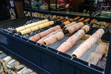 Trdelnik, geleneksel tatlı bir açık ateş tahta kazık Prag Noel pazarında, pişmiş bir sopa sarılı sonra ızgara ve şeker ve ceviz karışımı ile tepesinde rulo hamur yapılmış