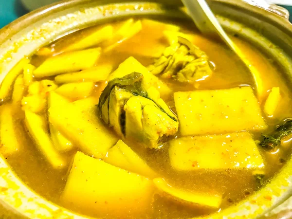 Pandilla Som, Sopa de curry amarillo con brote de bambú y pescado de lubina, Sopa agria hecha de pasta de tamarindo o cúrcuma — Foto de Stock