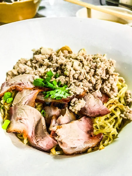 Aziatische Street Food. Closeup ei noodle met rode honing geroosterd varkensvlees (char siu, char siew) en fijngehakt varkensvlees geserveerd met bouillon soep. — Stockfoto