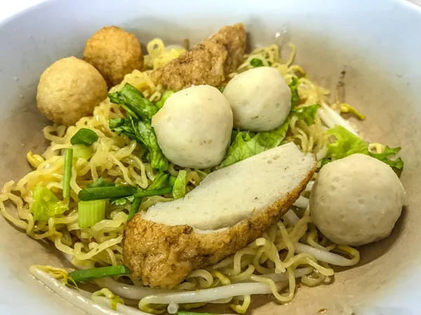 Asya sokak gıda. Closeup yumurta noodle ile balık köfte çeşitleri. — Stok fotoğraf