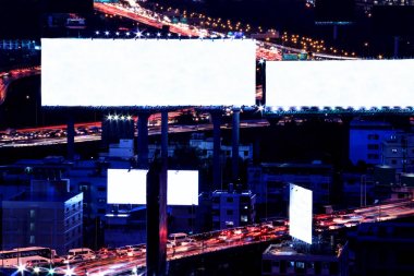 boş alan billboard şehir trafik ve araba arka plan olarak, ışık ile gece hazır için reklam