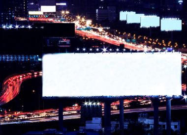 boş alan billboard şehir trafik ve araba arka plan olarak, ışık ile gece hazır için reklam