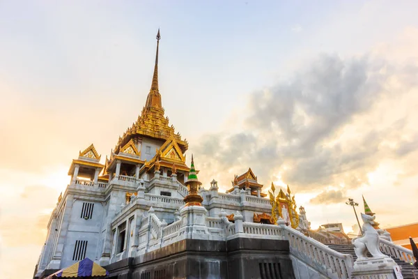 Budist tapınağı Wat Trimitr Vityaram Voravihahn Bangkok, Tayland için chinatown veya yaowarat alanında altın Buda güzel alacakaranlık görünümü
