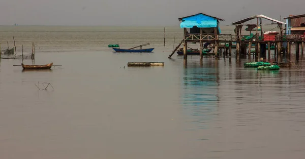 Рыбацкая лодка в рыбацкой деревне в пасмурный день, Фу Куок, провинция Кьен Джан, Вьетнам — стоковое фото