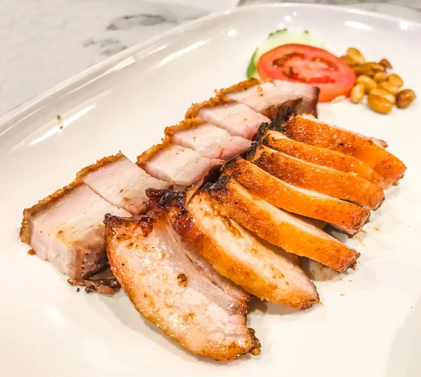 Comida asiática, cerdo crujiente y cerdo Char Siu (cerdo asado de miel) en el plato sobre fondo de mesa . — Foto de Stock