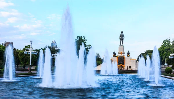 Estatua del Rey Rama VI en la entrada del Parque Lumpini, Bangkok, Tailandia. La estatua fue erigida en 1942 como homenaje al rey Rama VI que donó el terreno en el que se construyó el parque. . — Foto de Stock