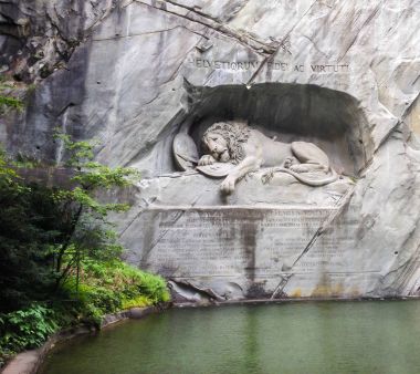 Ölmek üzere olan aslan Anıtı (Almanca: Lowendenkmal) Luzern, İsviçre, Avrupa'nın ön planda göl ile taş cliff yüzünde oyulmuş.