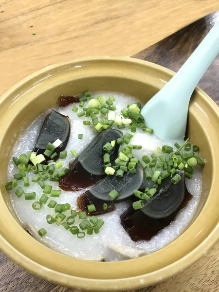 Congee, Rice Porridge, Rice Gruel, Conjee o Rice Soup condito con uova di secolo o mille anni. Asiatico cibo buono per i malati in quanto è facilmente digeribile . — Foto Stock