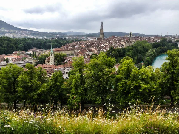 Vista panorámica del casco antiguo de Berna desde la cima de la montaña en Rose Garden, Rosengarten, Berna Cantón, capital de Suiza, Europa . — Foto de Stock