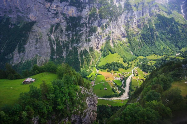 Impresionante vista rural del valle de Lauterbrunnen, vista aérea desde el teleférico de Stechelberg a la estación de Murren, Lauterbrunnen, Bernese Oberland, Suiza, Europa . —  Fotos de Stock