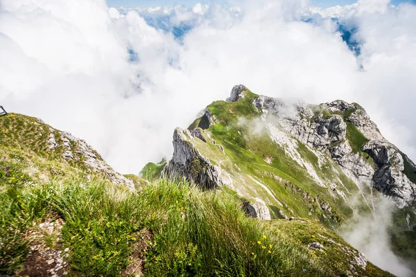 Büyük görkemli rüya gibi peyzaj Mount Pilatus pik üzerinden doğal İsviçre Alpleri görünümünü. Sarp uçurum sürünen sis ve bulut ile çevrili, nefes kesen manzarası.