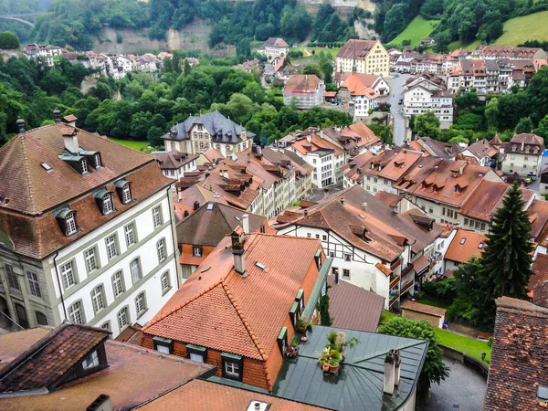 Picturesque cityscape kota abad pertengahan Fribourg dengan katedral gothic, kota tua dan fortifikasi kuno, Swiss, Eropa . — Stok Foto