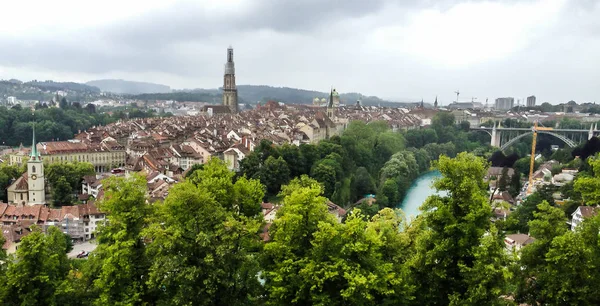 Vista panorámica del casco antiguo de Berna desde la cima de la montaña en Rose Garden, Rosengarten, Berna Cantón, capital de Suiza, Europa . — Foto de Stock