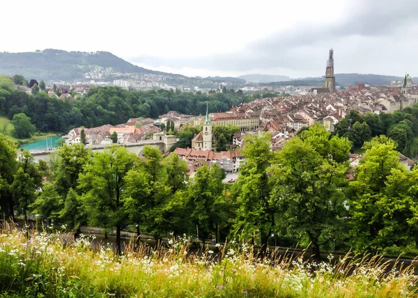 Vista panorámica del casco antiguo de Berna desde la cima de la montaña en Rose Garden, Rosengarten, Berna Cantón, capital de Suiza, Europa . — Foto de Stock