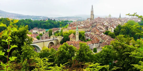 Vista panorámica del casco antiguo de Berna desde la cima de la montaña en Rose Garden, Rosengarten, Berna Cantón, capital de Suiza, Europa . — Foto de Stock