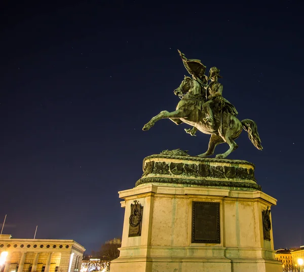 Escena nocturna de la estatua ecuestre del héroe austríaco: archiduque Carlos o duque de Teschen, que derrotó a Napoleón en 1809 en Aspern, situado en Heldenplatz (Plaza de los Héroes), Hofburg (el antiguo palacio imperial de invierno de Viena o Wien), capital — Foto de Stock