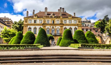 Palace du Peyrou (Le Palais du Peyrou), büyük bir konak 18. yüzyılda inşa Pierre Alexandre Du Peyrou için şimdi bir restoran içerir ve ayrıca şehir tarafından tören etkinlikleri kullanılır.