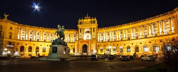 Escena nocturna de la estatua ecuestre del héroe austriaco: el príncipe Eugenio de Saboya, vencedor de los turcos en el siglo XVII, en Heldenplatz (Plaza de los Héroes), frente a Hofburg, Viena, Austria — Foto de Stock