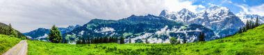 Murren-Gimmelwald dağlarından İsviçre Alpleri'nin güzel Panorama görünümünü trail, Jungfrau bölge, Bernese Oberland, Canton, İsviçre, Europe. Aile tatil etkinlikleri için büyük açık, en iyi sahne.