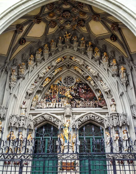 La notable escultura, el Juicio Final, tallada sobre la entrada principal de la Catedral de San Vicente (Munster Kirche) en Munsterplatz, Berna, Suiza — Foto de Stock