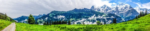 Nádherné Panorama pohled Švýcarské Alpy hory z Murren Gimmelwald stezka, oblast Jungfrau, Berner Oberland, Bern Canton, Švýcarsko, Evropa. Velké venkovní, nejlepší kulisy pro rodinné dovolené činnost. — Stock fotografie