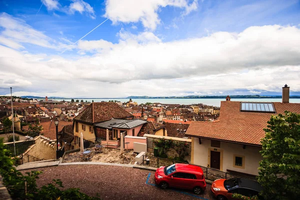 Vista superior de la ciudad medieval de Neuchatel con el lago Neuchatel y los Alpes berneses Chaumont visto en el horizonte . — Foto de Stock