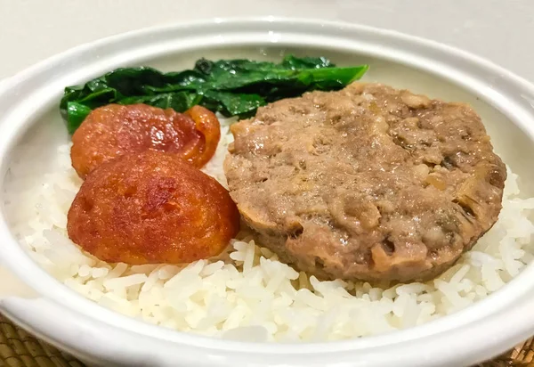 Asya gıda, tuzlu balık ve Çin tatlı sosis ile Çin tarzı Yasemin pirinç kıyılmış domuz buğulama