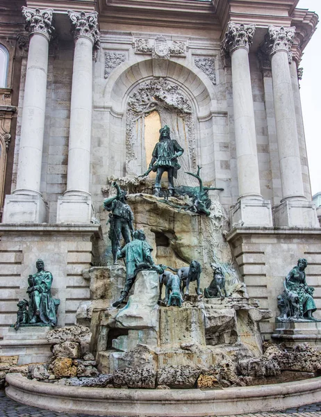 Obra maestra neobarroca de Alajos Strobl: Fuente Matthias, un monumental grupo de fuentes en la explanada occidental del Castillo de Buda, Budapest, Hungría, Europa — Foto de Stock