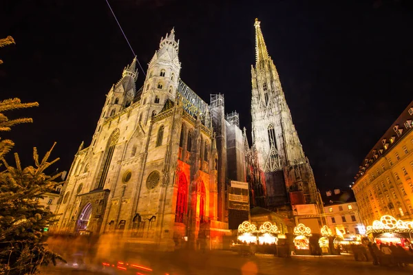 Vista atmosférica, movimiento borroso de Stephansdom de Viena con mercado de Navidad en la noche, Wien o Viena, Austria, Europa . — Foto de Stock