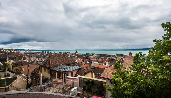 Pandangan atas kota abad pertengahan Neuchatel dengan Danau Neuchatel dan Bernese Alps Chaumont terlihat di cakrawala . — Stok Foto