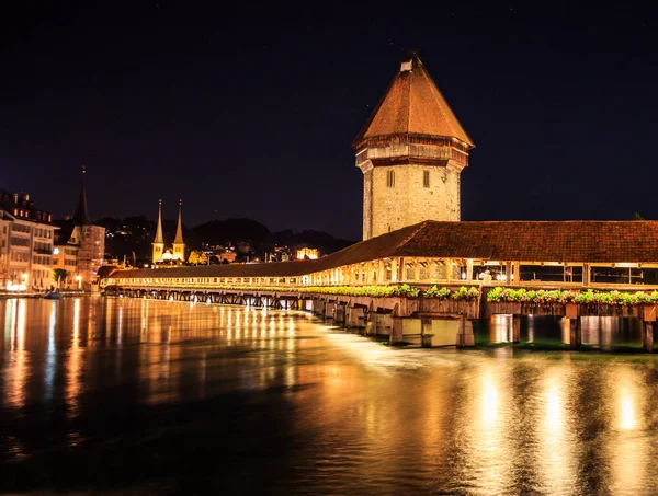 Indah Malam tampilan dari Chapel Bridge and Water Tower dengan refleksi pada danau, Lucerne, Swiss, Eropa — Stok Foto