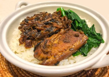 Buğulanmış göbek domuz Swatow hardal lahana yemek tarifleri ile. Asya geleneksel Çin yemeği.