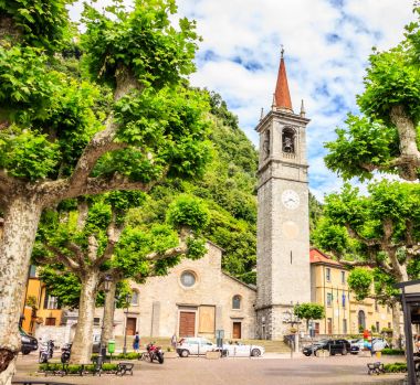 Varenna, Lake Como, İtalya - 21 Haziran 2016: St. George's Kilisesi (Chiesa di San Giorgio) bir Varenna, Lake Como, İtalya popüler turistik biridir